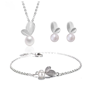 Parure feuilles en argent S925 avec collier de perles, boucles et bracelet sur blanc