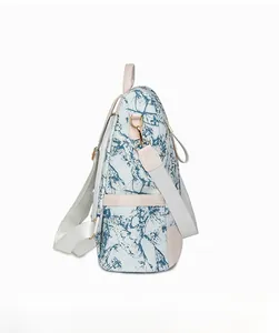 Vue latérale du grand sac à dos en toile avec imprimé Toile de Jouy bleu et boucles dorées