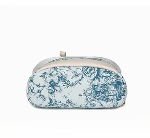 Détail de la base ovale plate avec motif floral bleu Toile de Jouy et coutures nettes