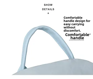 Détail de la poignée courbée en cuir bleu clair avec coutures précises du sac à dos