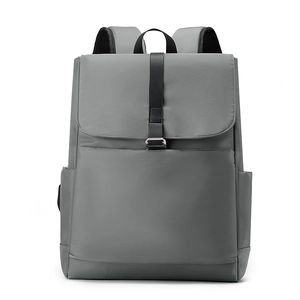 Vue détaillée du sac à dos gris imperméable avec boucle magnétique et poches latérales