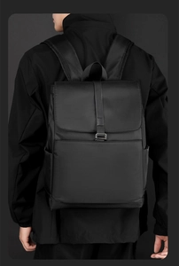 Détail de la fermeture à boucle et du tissu mat haute densité sur le sac à dos noir