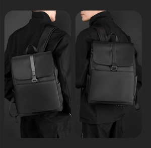 Sac à dos noir minimaliste montrant les détails latéraux et la boucle de fermeture