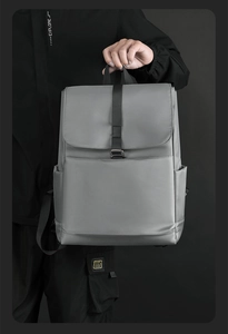 Détail du sac à dos gris imperméable avec rabat et poche latérale pour bouteille
