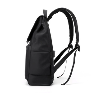 Sac à dos d'ordinateur noir minimaliste imperméable, vue latérale avec bretelles filet