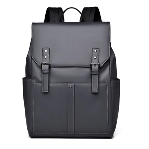 Détail du sac à dos gris foncé avec sangles à boucle en cuir et coutures blanches