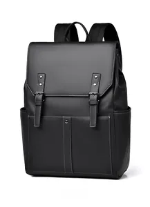 Vue latérale sac à dos en cuir mat noir avec rabat à boucle et détails de poches