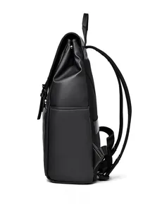 Vue latérale d'un sac à dos noir minimaliste avec surpiqûres blanches et bretelles en maille