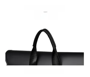 Détail de la poignée du sac à dos avec coutures renforcées et texture cuir premium