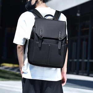 Détail du sac à dos noir avec finition mate et boucles métalliques verticales stylées