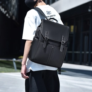 Gros plan du sac à dos en cuir PU noir avec double boucle porté par un mannequin