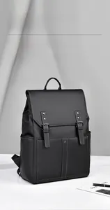 Détail frontal du sac à dos noir vintage avec boucles à lanières et tissu technique mat