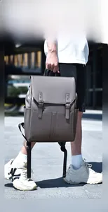 Vue détaillée d'un sac à dos professionnel gris anthracite avec boucles en métal et rabat