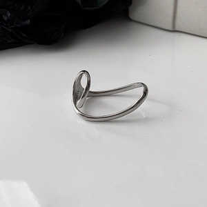 Minimalistischer S925 Sterlingsilber Ring mit unregelmäßigem modernem Doppelschleifen-Design