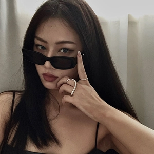 Minimalistischer unregelmäßiger Doppelring aus 925er Silber im schicken Stil am Model