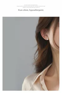 Vue détaillée d'un modèle portant des boucles d'oreilles perles en argent S925 massif