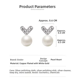 Détails macro des boucles d'oreilles en argent en V avec zircons et perles blanches