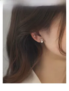 Gros plan de boucles d'oreilles cœur en argent S925 avec perle brillante et zircone