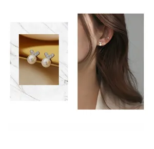 Détails des boucles d'oreilles perles en argent S925 avec diamants sur le mannequin