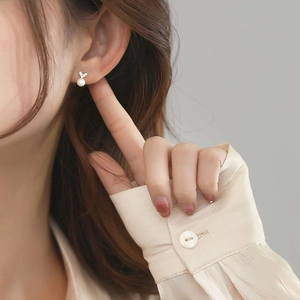 Boucles d'oreilles perles en argent S925 avec clous diamantés en forme de V chic