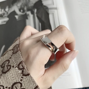 Detailansicht eines quadratischen geometrischen Rings mit polierter Silberoberfläche am Finger