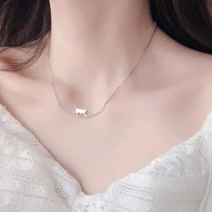 Collier Pendentif Chat Marchant Sur Barre Incurvée Cuivre Plaqué Argent Bijoux Esthétiques Minimalistes Pour Femmes