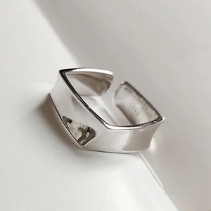 Makro-Detail eines minimalistischen S925 Sterlingsilber-Rings mit polierter Oberfläche