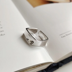 Detailansicht der S925-Punze an einem minimalistischen silbernen geometrischen Ring