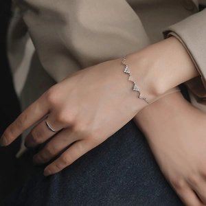 Gros plan du bracelet S925 en argent vague et battement de cœur avec zircon brillant