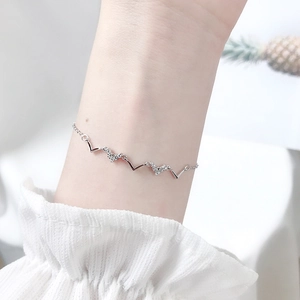Gros plan du bracelet en argent S925 motif battement de cœur et oxydes de zirconium