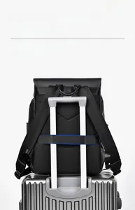 Détail de la sangle de bagage fonctionnelle à l'arrière d'un sac à dos d'affaires noir