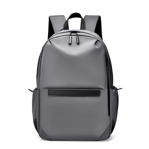 Vue de face du sac à dos business gris imperméable avec détails de fermeture éclair noirs