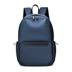 Vue de face d'un sac à dos d'affaires imperméable bleu marine avec garniture en cuir noir