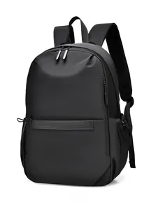 Vue détaillée d'un sac à dos d'affaires mat imperméable avec bretelles en maille respirante