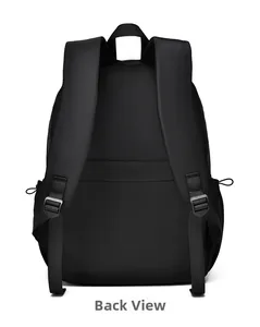 Détails des bretelles ergonomiques et passant pour valise sur sac à dos noir étanche