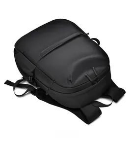 Détails du haut d'un sac à dos d'affaires noir imperméable avec fermetures éclair