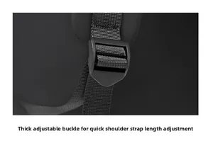 Détail de la boucle réglable de la bandoulière sur un sac à dos étanche pour hommes