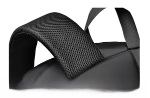 Détail des bretelles ergonomiques en maille alvéolée sur sac à dos noir imperméable