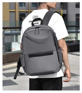 Gros plan d'un sac à dos d'affaires gris imperméable avec tissu durable et bretelles