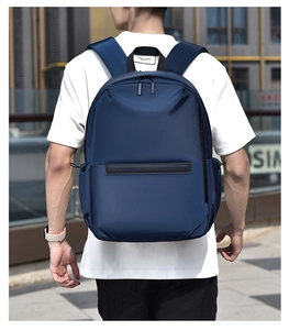 Détail du sac à dos business en nylon bleu marine imperméable avec bordure en cuir noir