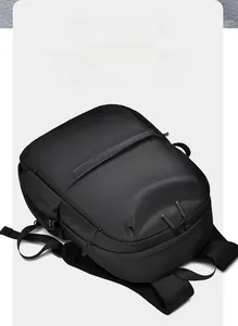 Vue de trois quarts du sac à dos d'affaires noir imperméable avec fermetures éclair