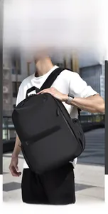 Mannequin asiatique portant un grand sac à dos professionnel noir étanche en milieu urbain