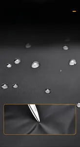 Gros plan sur le tissu noir imperméable et résistant aux rayures d'un sac à dos homme