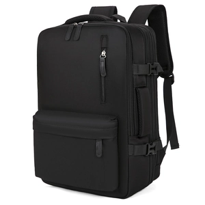 Vista laterale dello zaino da viaggio in nylon nero con scomparti e fibbie laterali