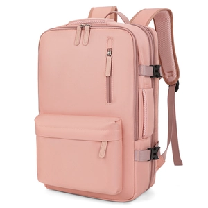 Dettaglio dello zaino in nylon rosa con tasche multiple e spallacci traspiranti