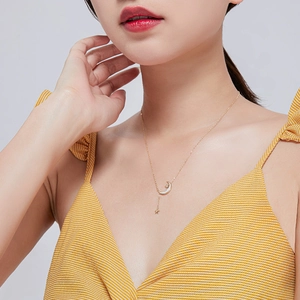 Elegante collana con luna e stella in argento S925 dorato con intarsio in madreperla