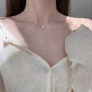 Élégant collier à pampilles en argent S925 avec zircon scintillant sur un modèle féminin