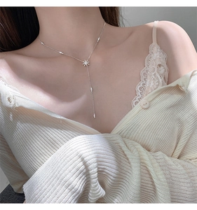 Vue détaillée du collier en Y en argent S925 avec pendentif étoile et pampilles