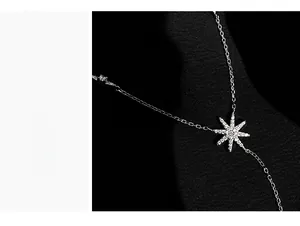 Gros plan du pendentif étoile en argent S925 serti de pierres de zircone cubique