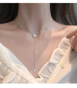 Détail du collier en Y en argent S925 avec pendentif étoile et pompon en zircone